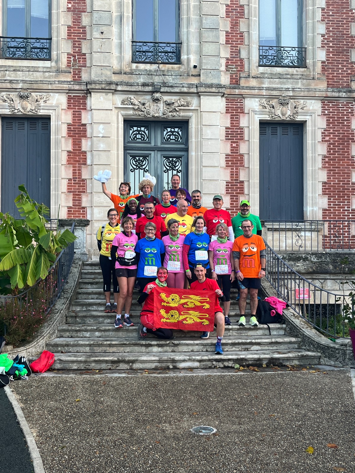Coureurs déguisés devant le château